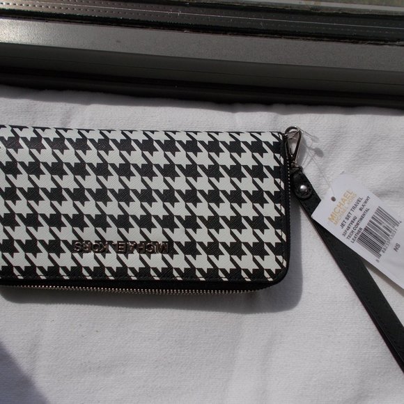 Michael Kors Hounds Tooth New Wristlet - Picture 4 of 6